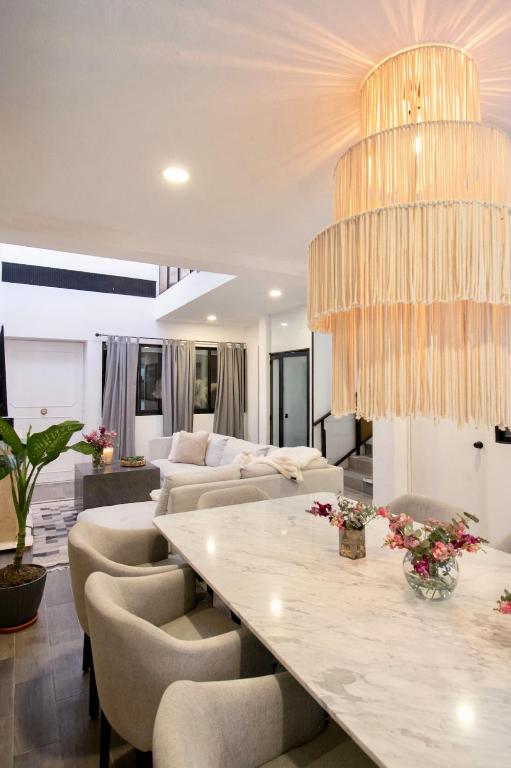 Peace and Comfort, Spacious House for 16 plus Guests - 2