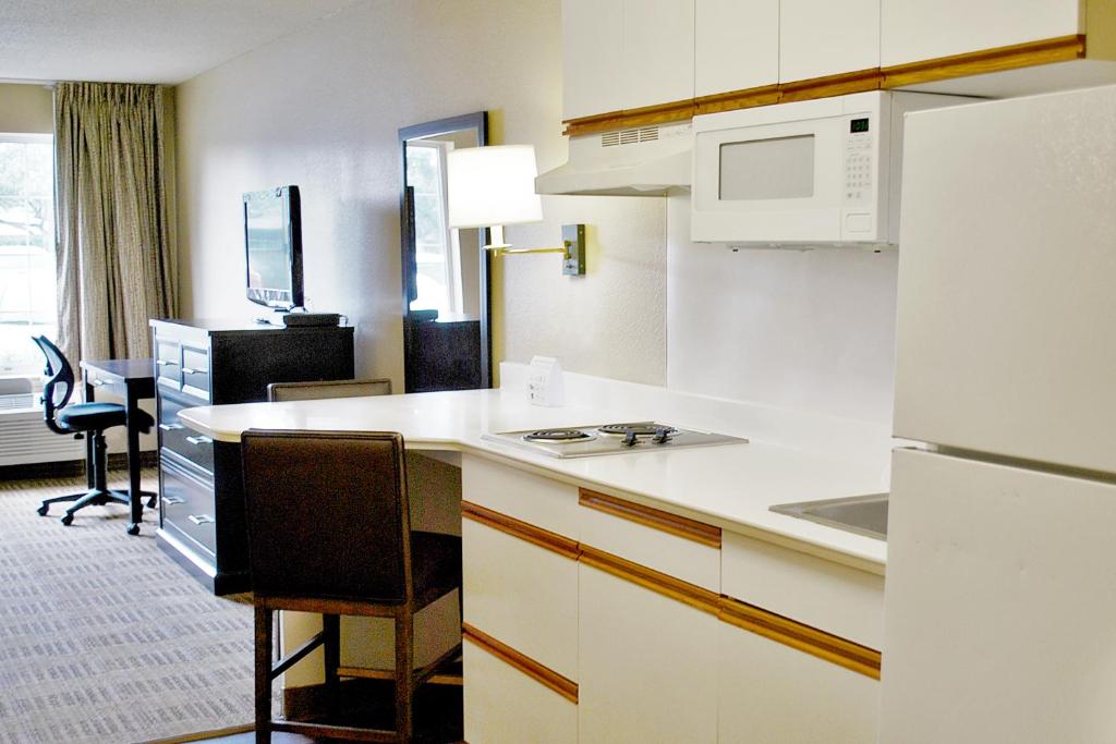 Kitchen, Extended Stay America Suites - Los Angeles - Glendale in Los Angeles (CA)