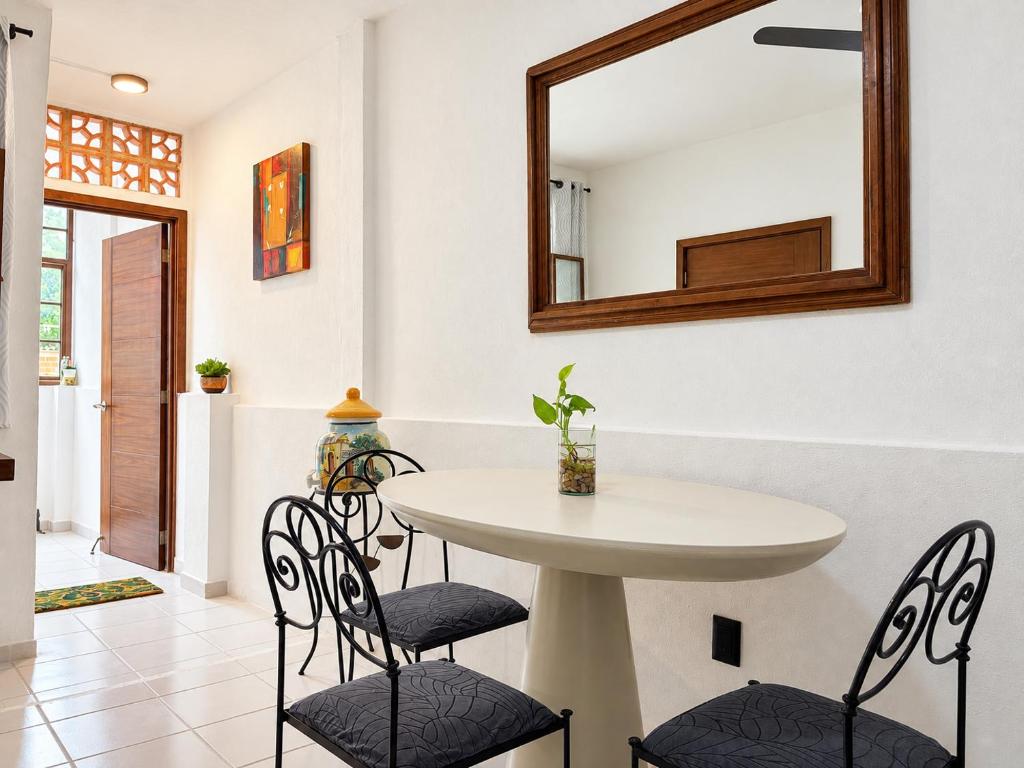 Walkable Romantic Zone 1BR with AC and Kitchen - 3