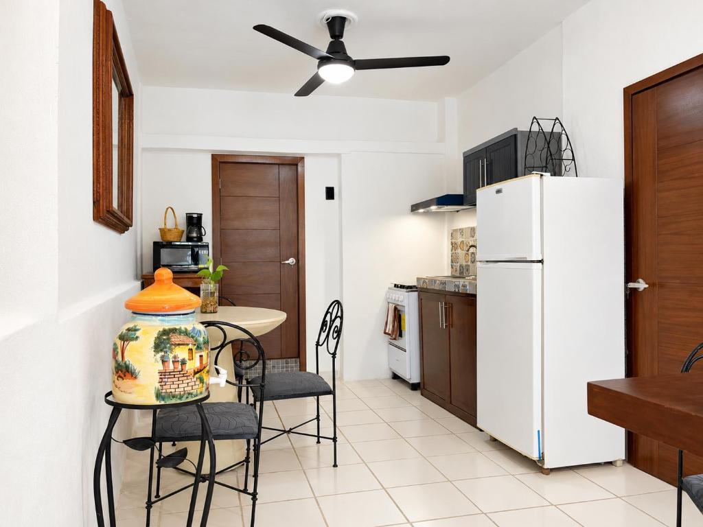 Walkable Romantic Zone 1BR with AC and Kitchen - 2