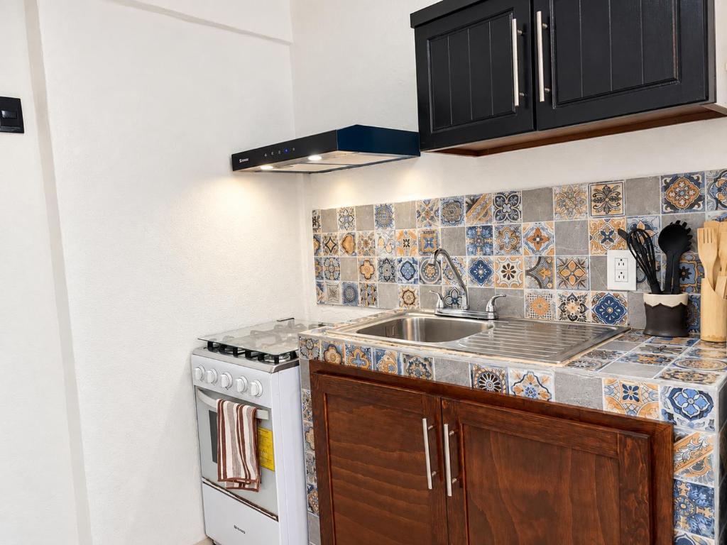 Walkable Romantic Zone 1BR with AC and Kitchen - 4