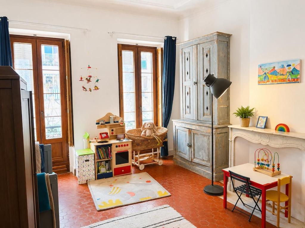 Rare bright 4-room apartment with terrace, air conditioning & private parking - 3