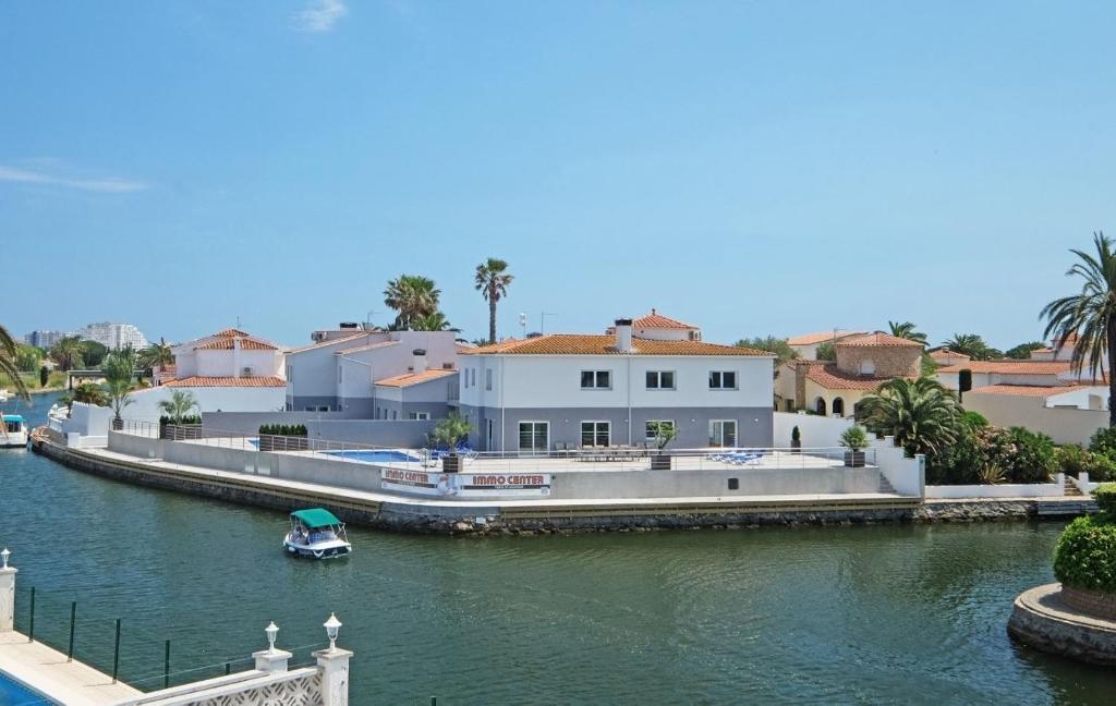 Villa Canal Blue - 1