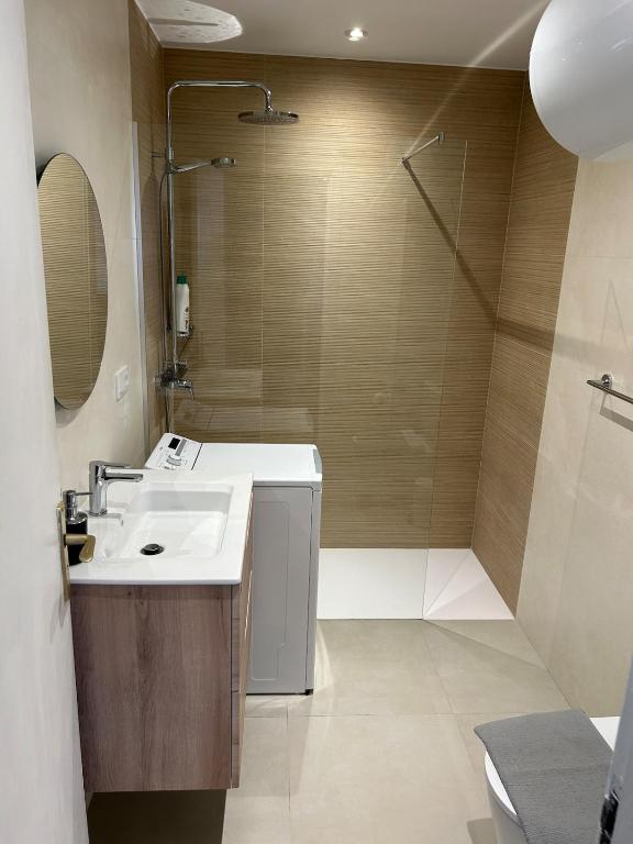 Luminous 2-Bedroom Holiday Home in Calle Esquivel - 3