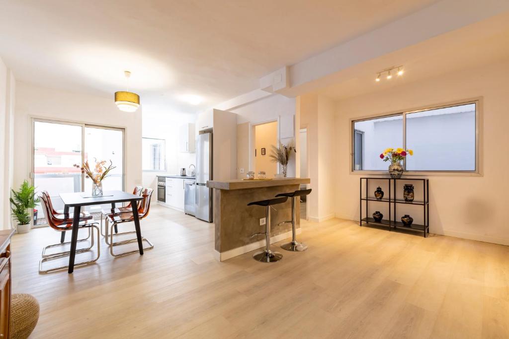 Luminous 2-Bedroom Holiday Home in Calle Esquivel - 2