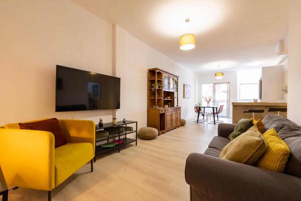 Luminous 2-Bedroom Holiday Home in Calle Esquivel - 5