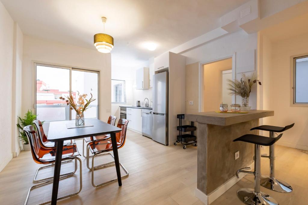 Luminous 2-Bedroom Holiday Home in Calle Esquivel - 1