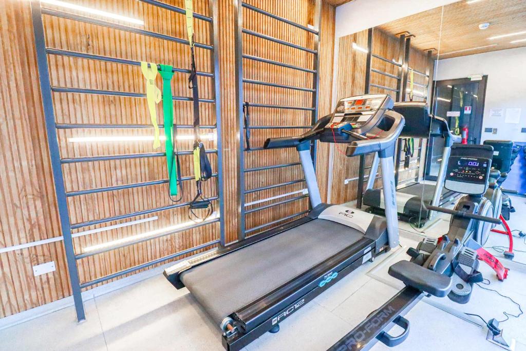 HOM 2-bed 3 min from the lake Heated pool gym - 5