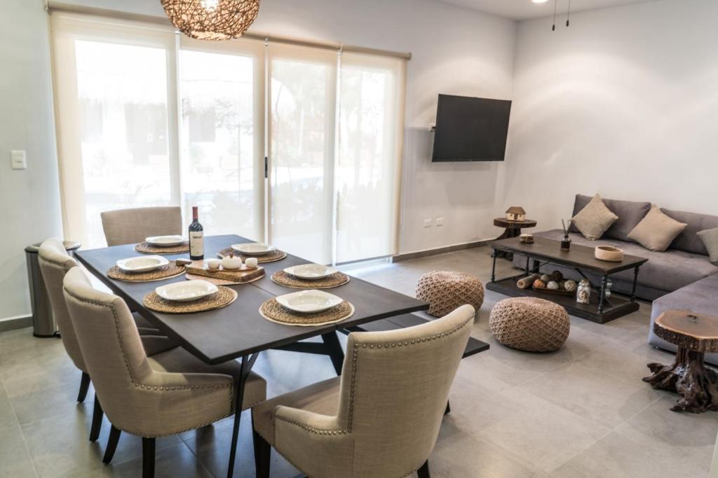 Boho Chic poolside Condo 7 min to the Beach & Town - 2