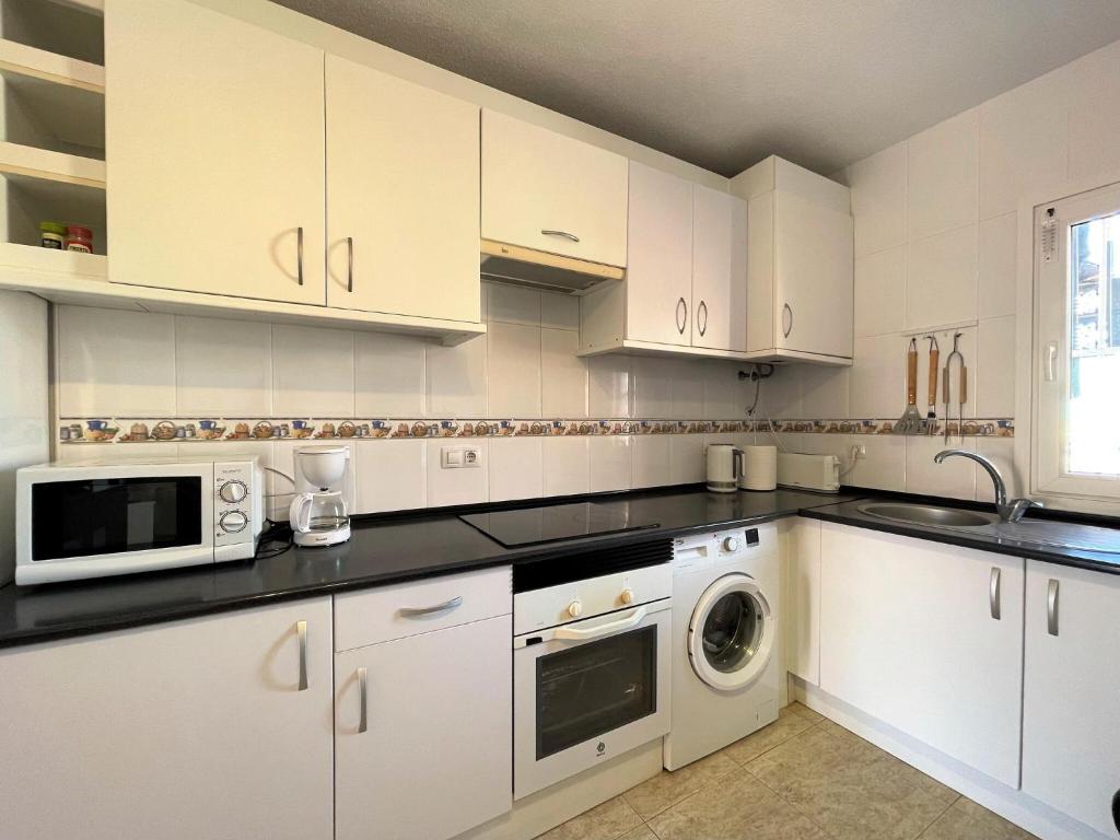 Coastal Family Apartment in Roquetas de Mar - 4