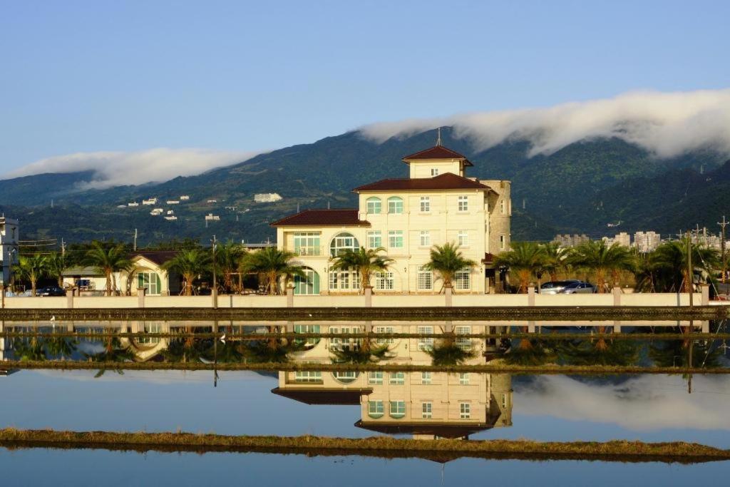 Frontenac IIan — Hotel in Yilan