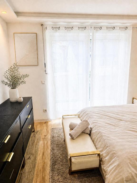 Beautiful new L apartment -15 min to city center - 3