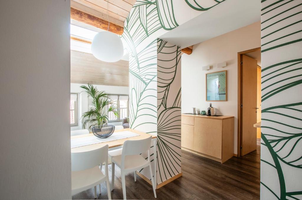 Cozy three-room apartment in the heart of Como, 100 meters from the lake - 1