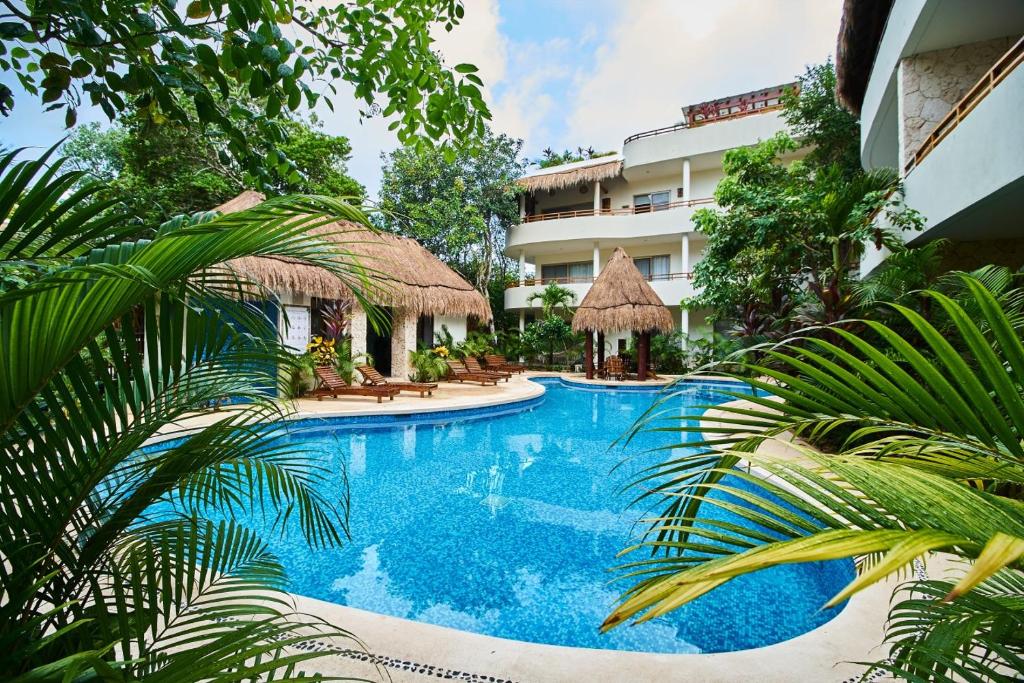 Boho Chic poolside Condo 7 min to the Beach & Town - 4