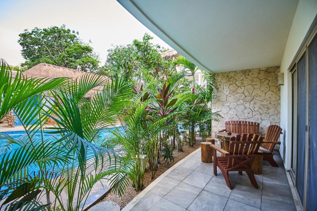 Boho Chic poolside Condo 7 min to the Beach & Town - 5