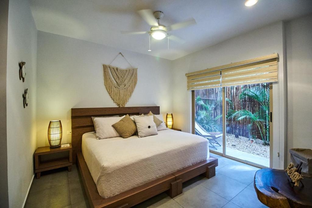 Boho Chic poolside Condo 7 min to the Beach & Town - 3