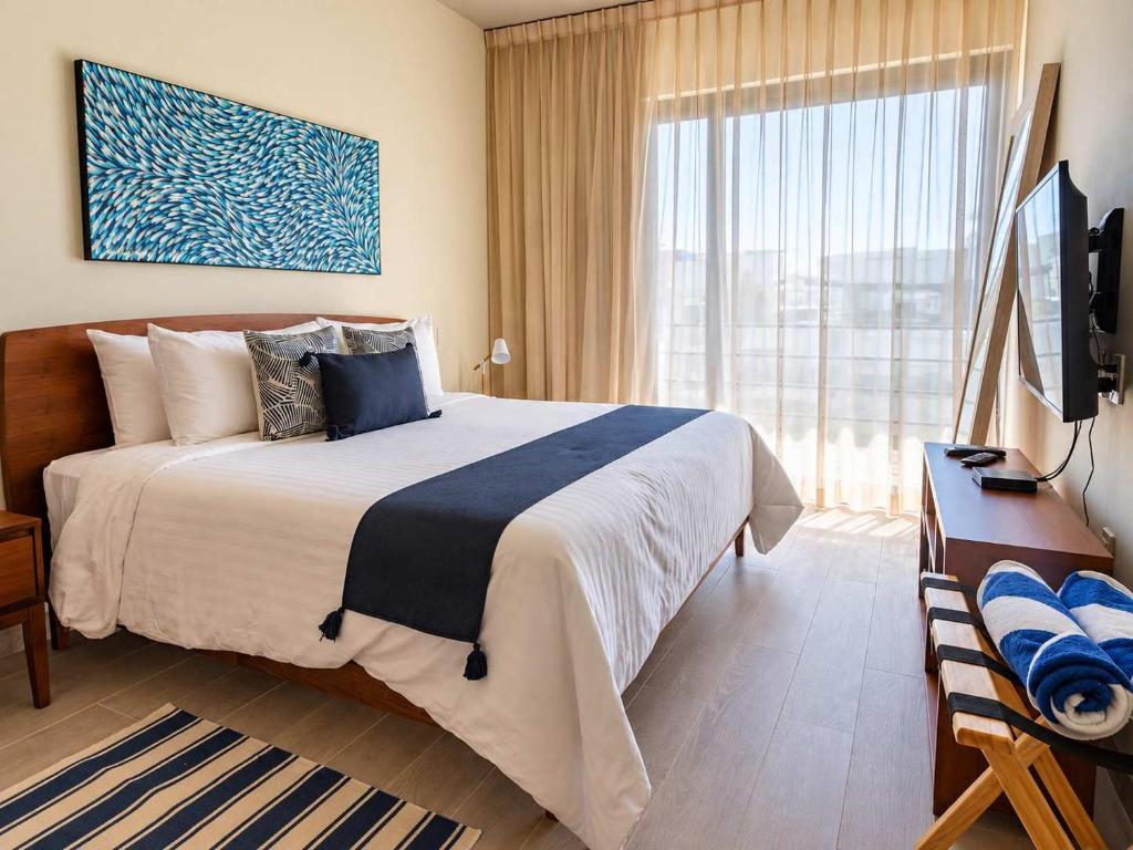 The Boat Luxury 1BR w Rooftop Pool 200m to Beach - 1