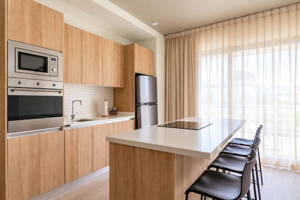 The Boat Luxury 1BR w Rooftop Pool 200m to Beach - 2