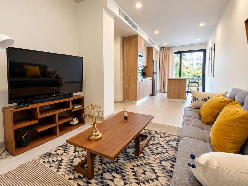 The Boat Luxury 1BR w Rooftop Pool 200m to Beach - 3