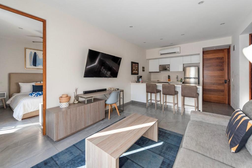 Luxury 2BR Condo with Rooftop Pools near 5th Avenue - 3