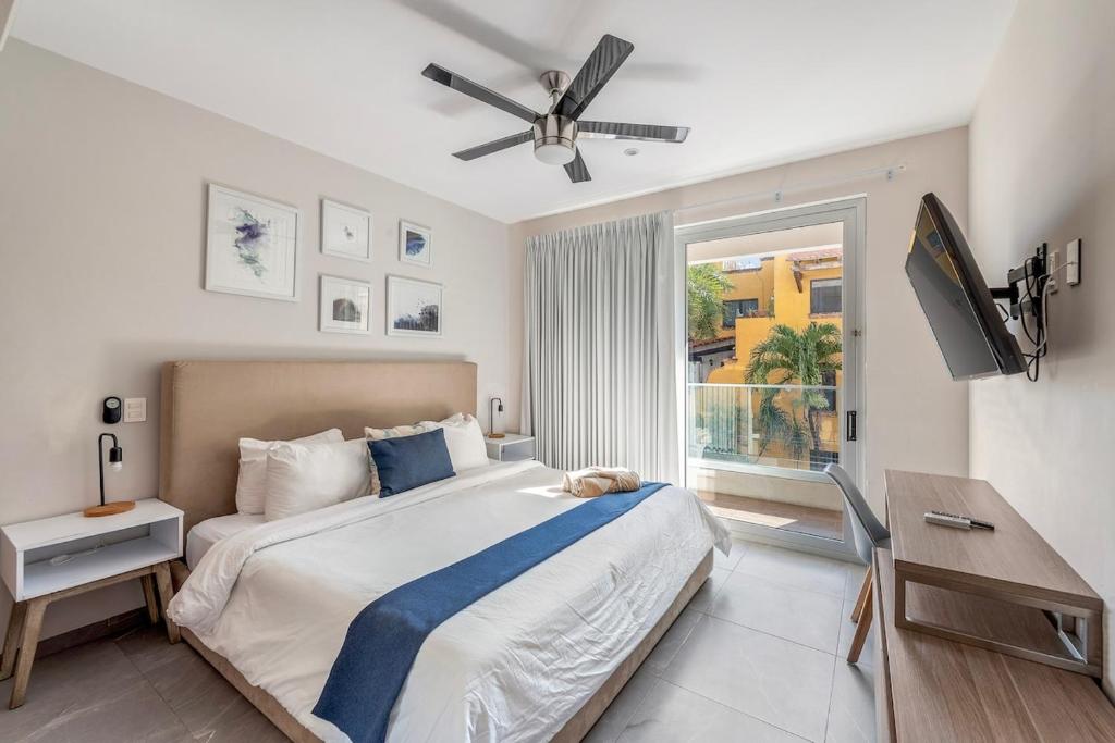 Luxury 2BR Condo with Rooftop Pools near 5th Avenue - 2