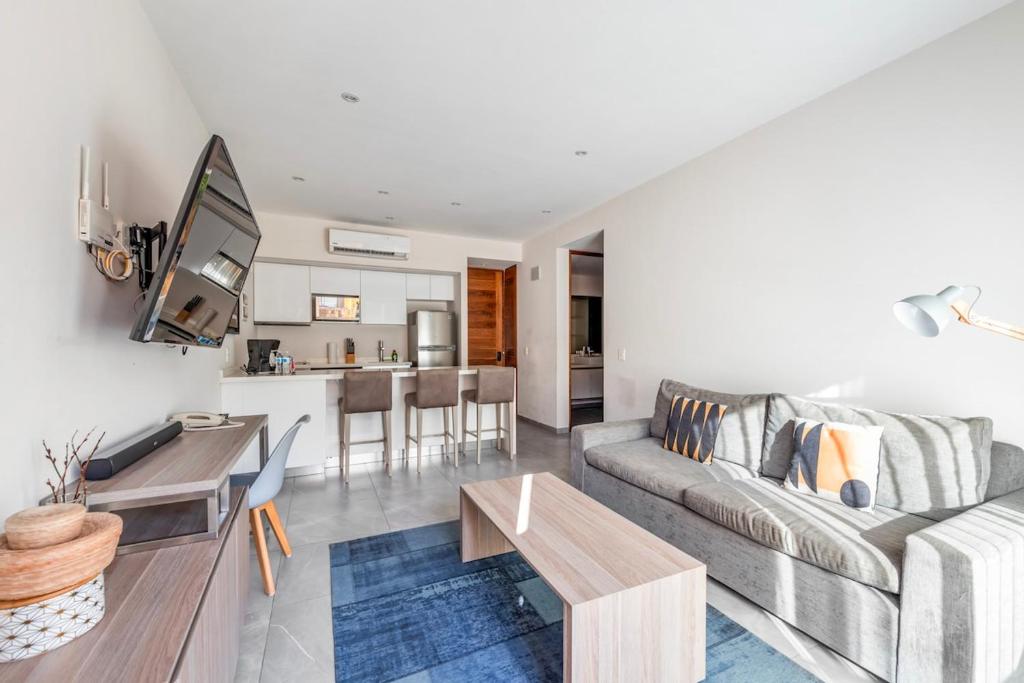 Luxury 2BR Condo with Rooftop Pools near 5th Avenue - 4