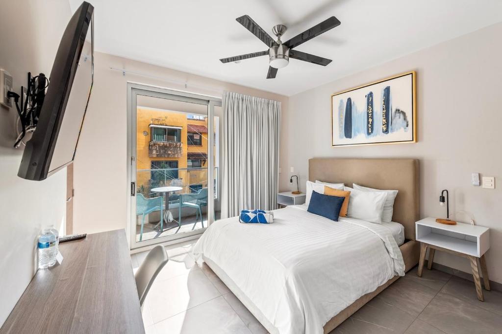 Luxury 2BR Condo with Rooftop Pools near 5th Avenue - 5