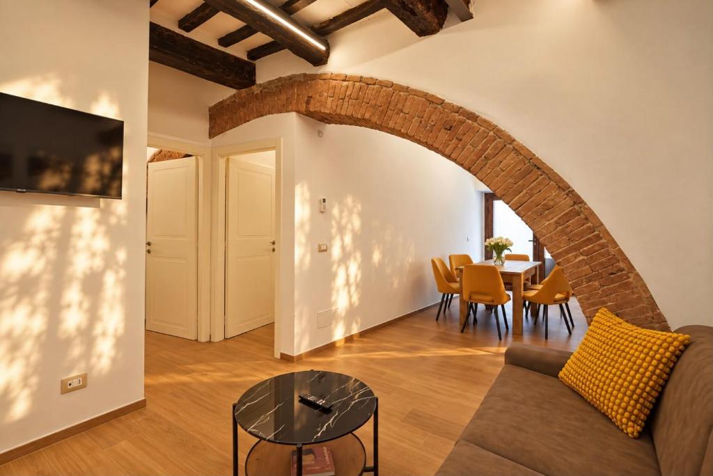 Elce - Historic Brick Arch 2BR & 2BA - 4