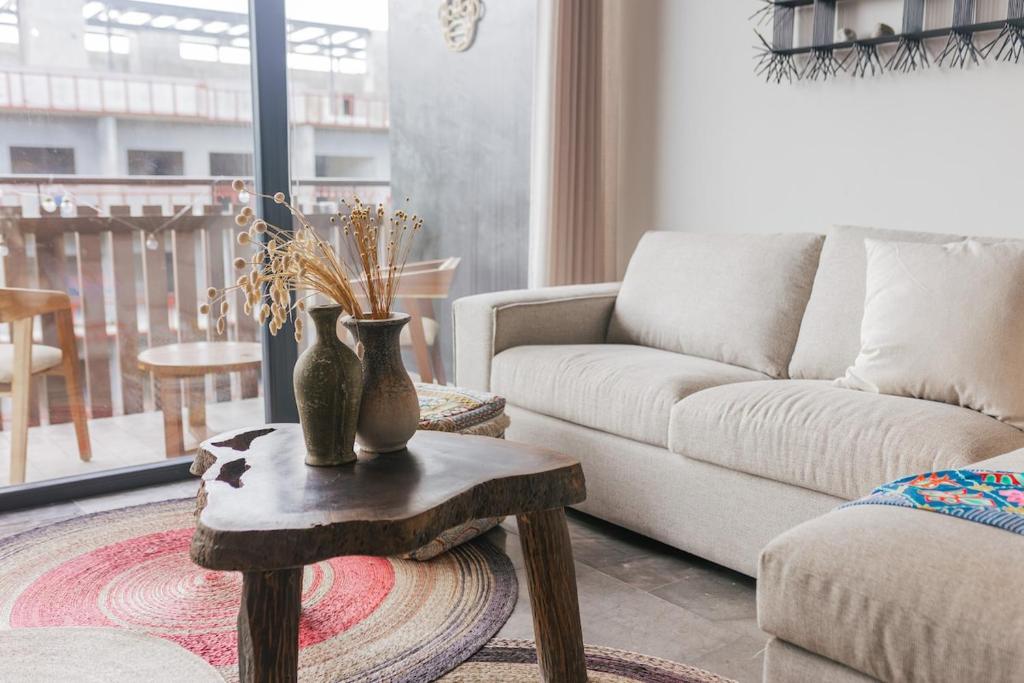 Deluxe corner Apt 2 Bdr with Partial Ocean View - 2