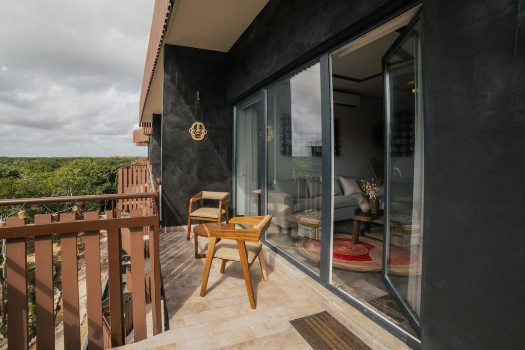 Deluxe corner Apt 2 Bdr with Partial Ocean View - 3