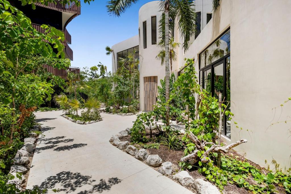 Deluxe corner Apt 2 Bdr with Partial Ocean View - 4