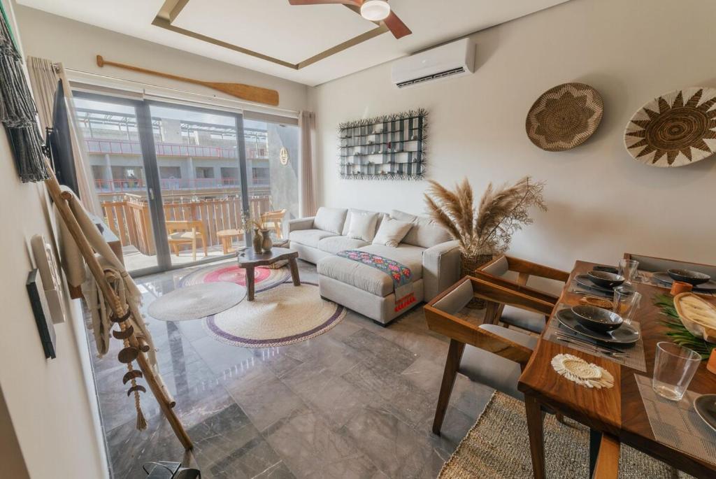 Deluxe corner Apt 2 Bdr with Partial Ocean View - 5