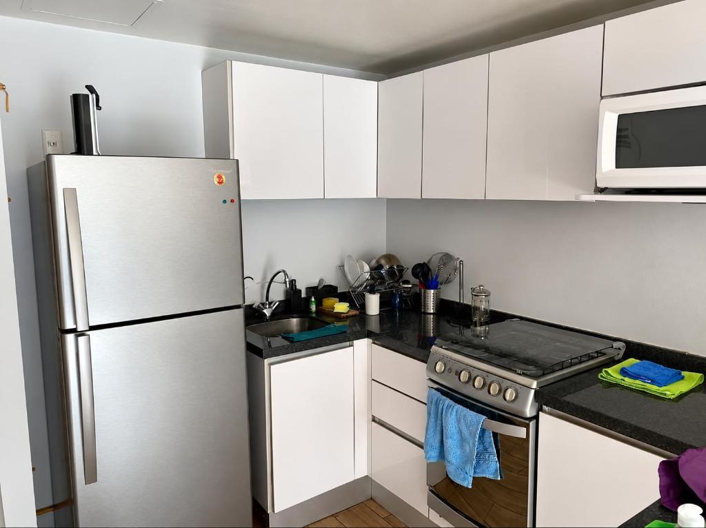 Departamento moderno con cocina equipada y bañera - 4