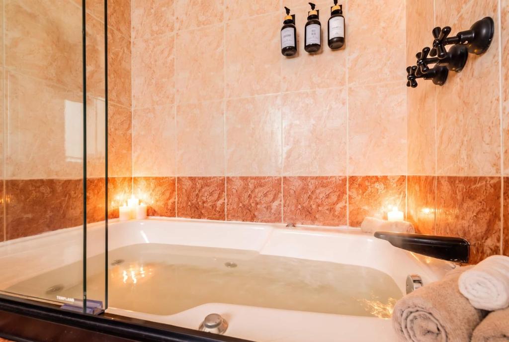Beautiful 6 BDR Villa with AC in La Condesa - 4