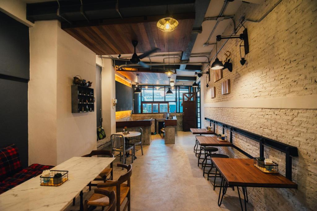 Restaurant, Chernchan Hostel in Chanthaburi