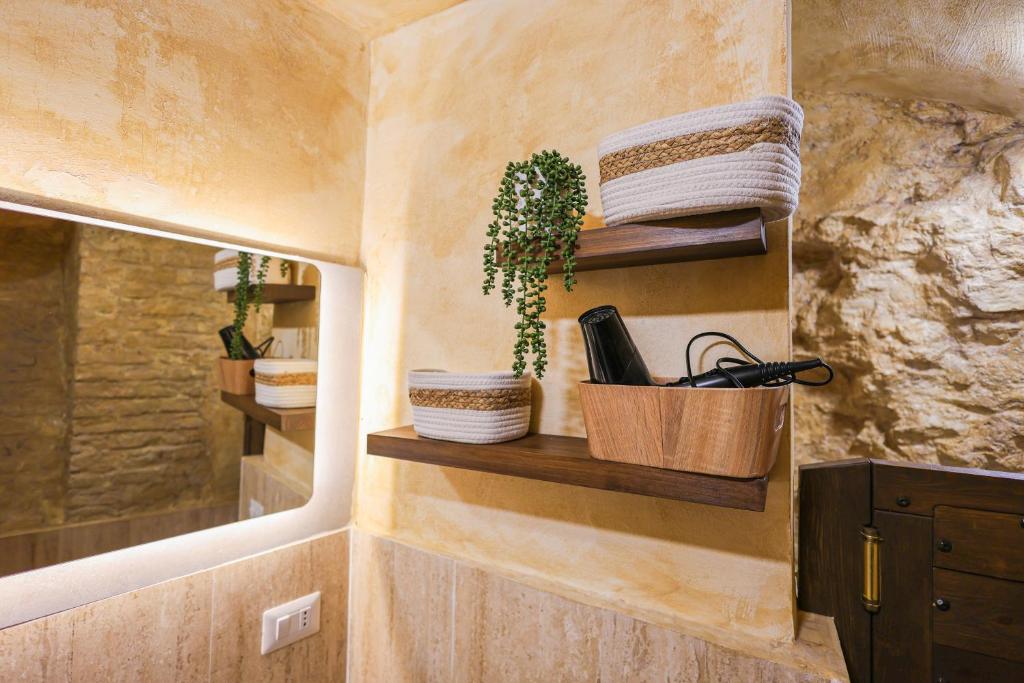 Charming Private Underground Roman Retreat Self Check-In B - 2