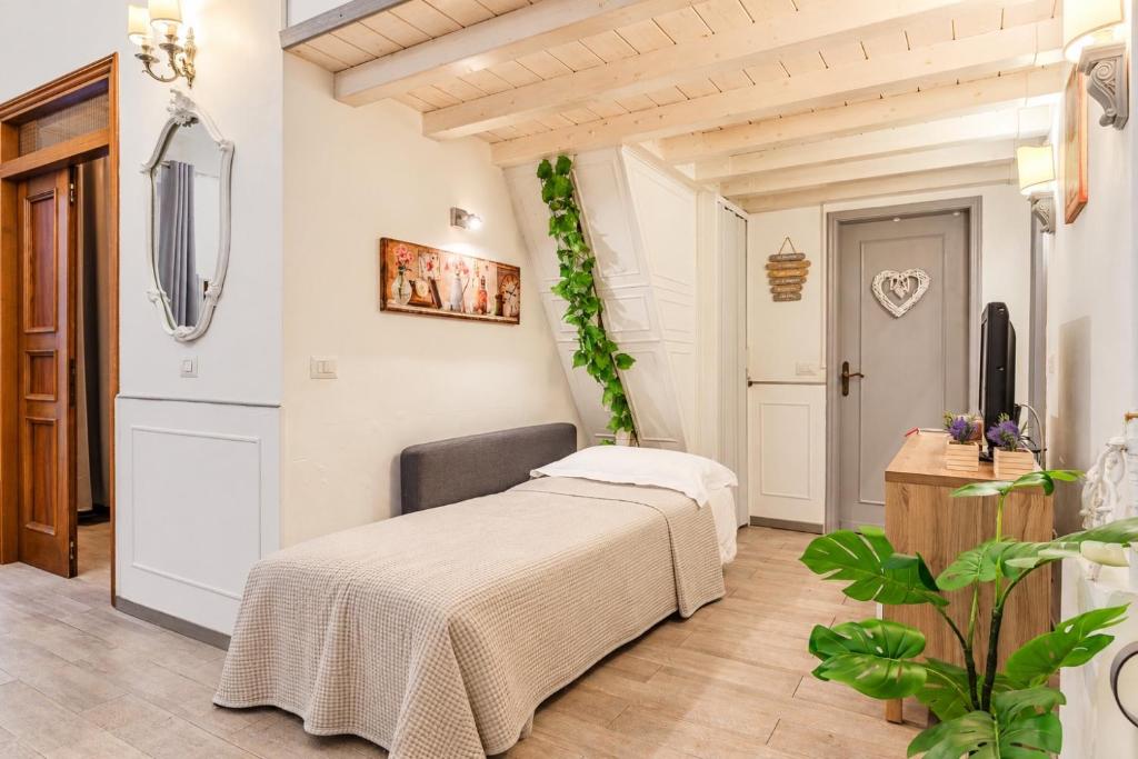Santa Croce Home - 2BR - Private Courtyard - 5