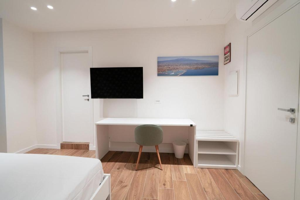Charming Catania Apartment with Balcony - 2