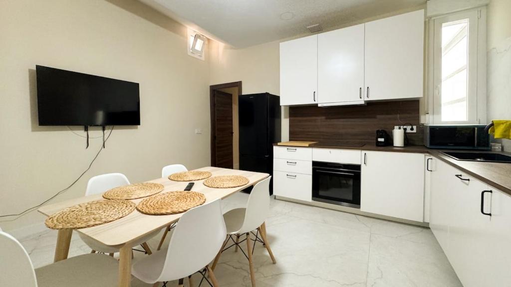 Newly renovated, fully equipped room - 2