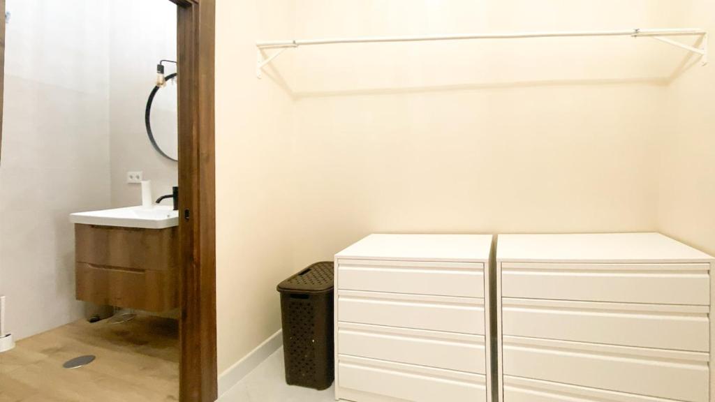 Newly renovated, fully equipped room - 4