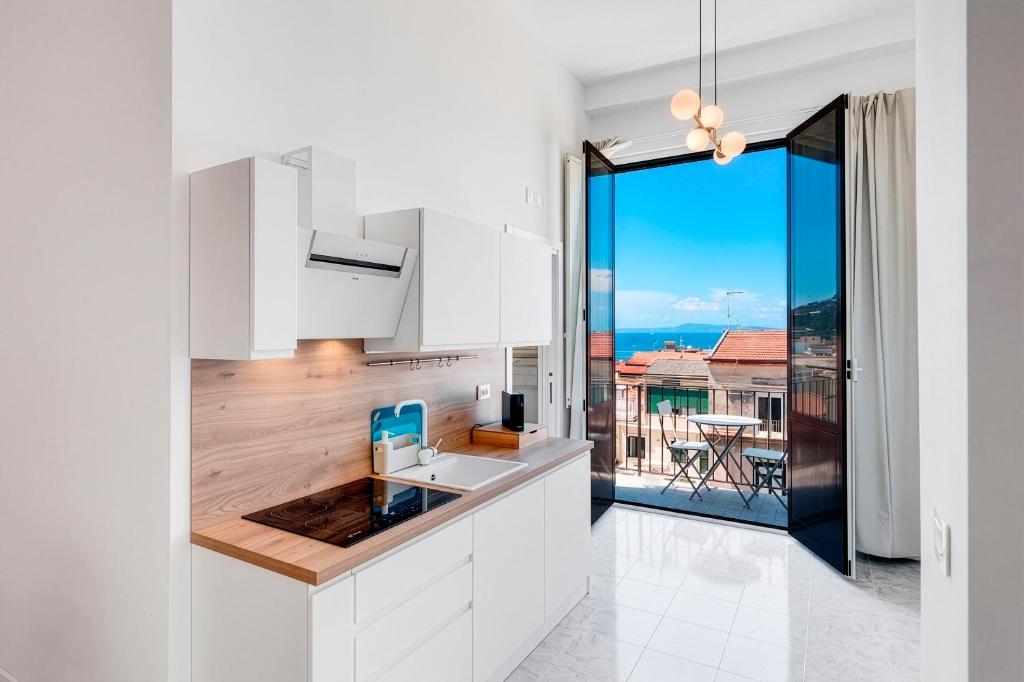 Sorrento Skyline 3BR Apartment Seaview Terrace - 3