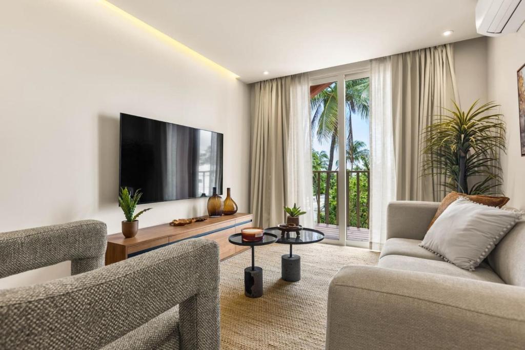 Elegant Art District Condo, Rooftop Infinity Pool - 2