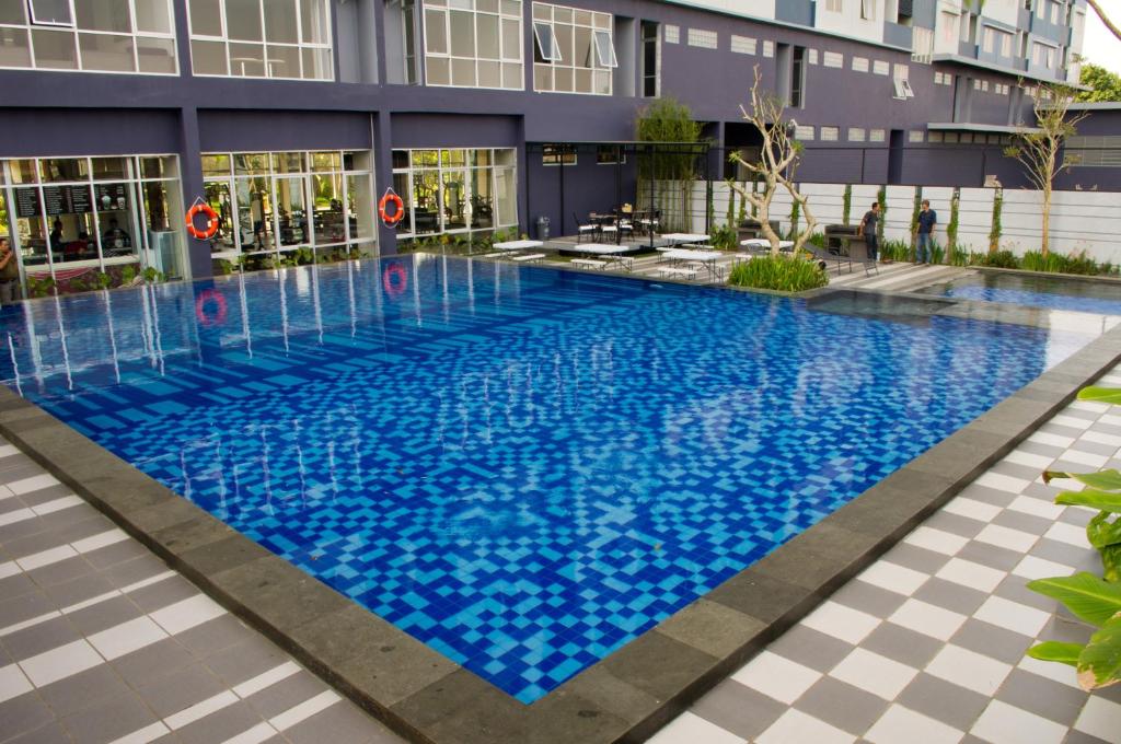 Swimming pool, Simply Valore Hotel in Bandung