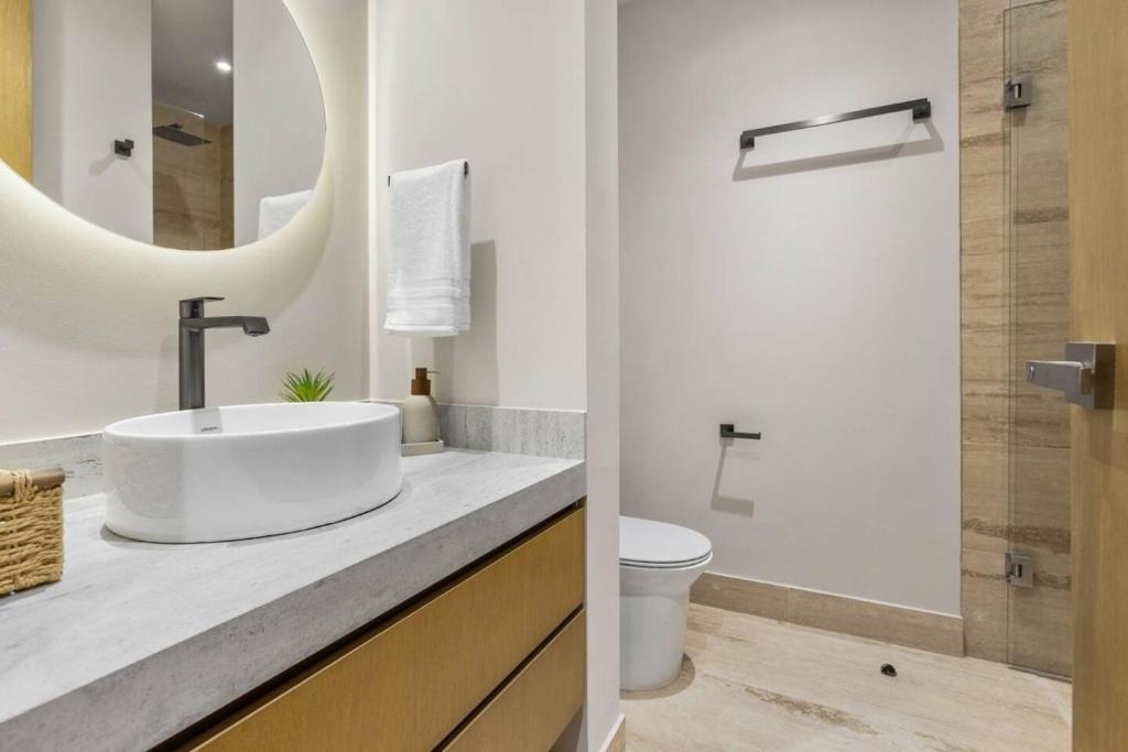 Warm Art District Condo, Rooftop Infinity Pool - 5