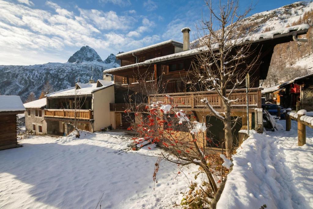 Le Chalet au Tour, Mont Blanc Views & Family Stay Ski IN/ Ski Out - Happy Rentals - 2