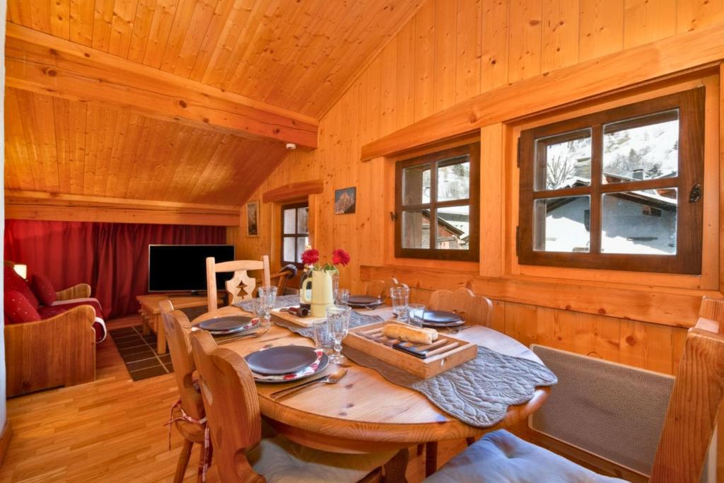 Le Chalet au Tour, Mont Blanc Views & Family Stay Ski IN/ Ski Out - Happy Rentals - 4