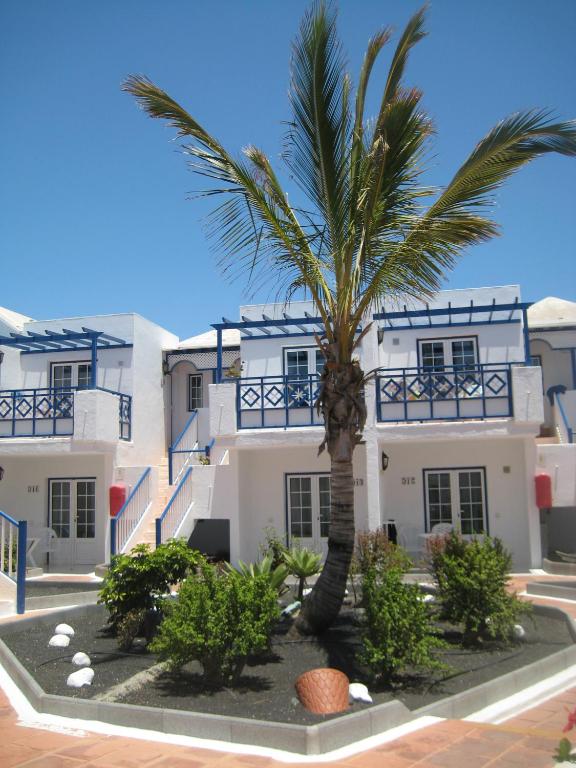 Atlantis Las Lomas — Hotel building in Puerto del Carmen, Canary Islands