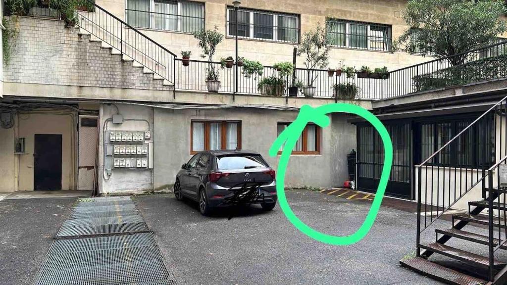 Direct Metro Link to Milan's Duomo Free Parking - G007 - 3