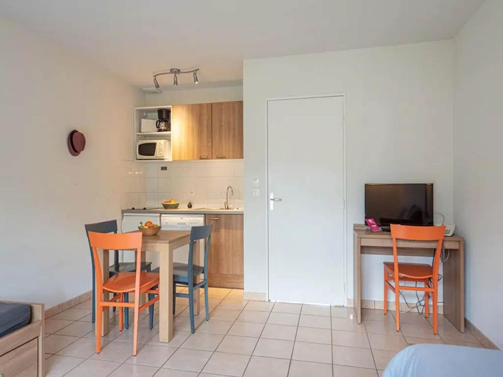 3-Guest Apartment with Terrace in Saumur - 4
