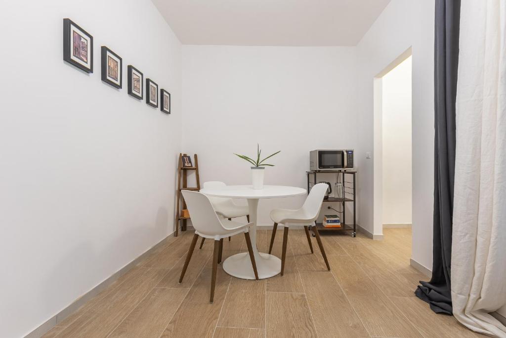 GuestHost - Le Due Torri Apartment with courtyard! - 4